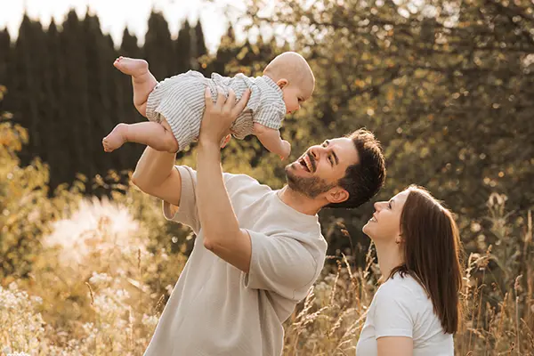 Babyfotografie outdoor in München mit der Familie