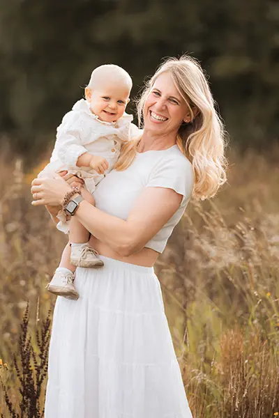Babyfotos München auf der Wiese im Sommer