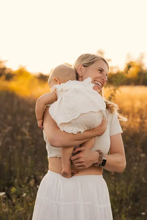 Babyfotoshooting München in der Natur mit Mama und Baby Babyfotoshooting München in der Natur mit Mama und Baby