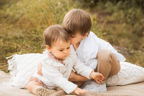 Geschwister in der Outdoor Babyfotografie in München