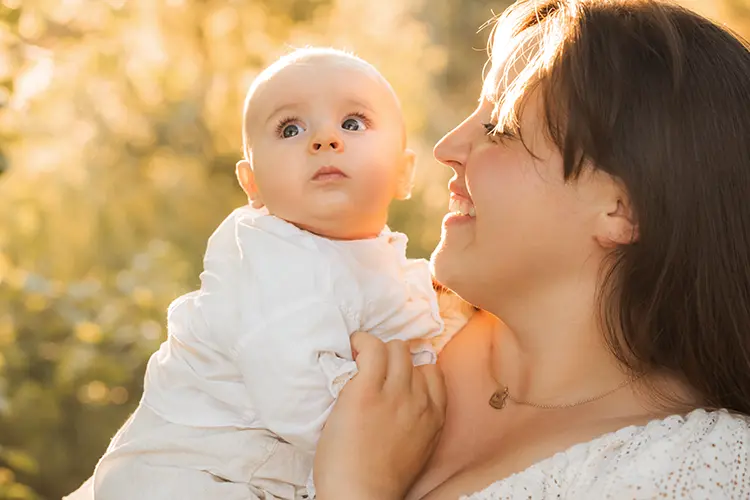 Mama knuddelt ihr Baby während der Babyfotografie München Mama knuddelt ihr Baby während der Babyfotografie München