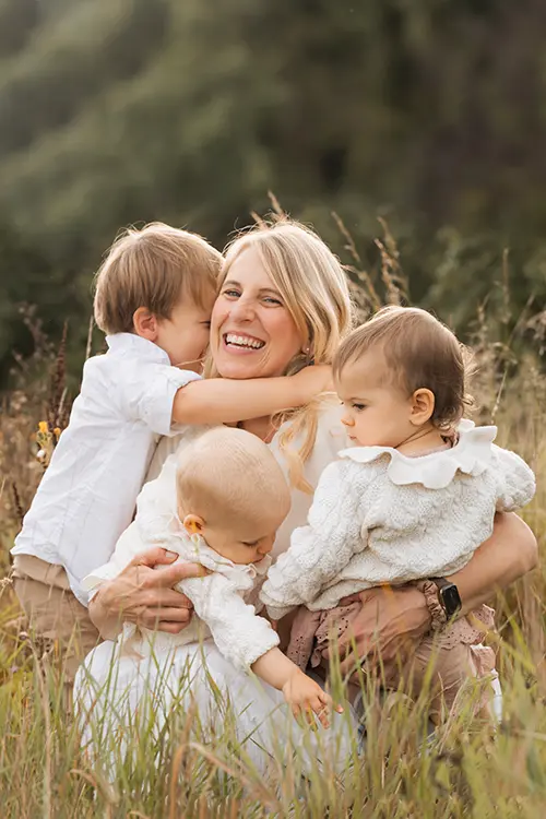 Mutter mit ihren Kindern im Outdoor Babyshooting München Mutter mit ihren Kindern im Outdoor Babyshooting München