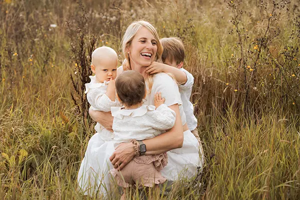 Strahlende Mama im Babyshooting in München