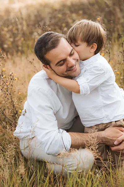 Vater mit seinem Jungen im Familien Babyshooting in München