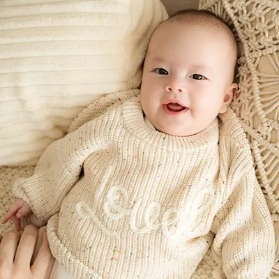 Baby lächelt in die Kamera im Babyshooting