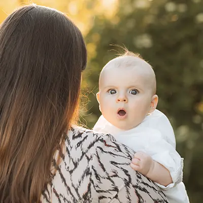 Baby staunt im Babyfotoshooting in München