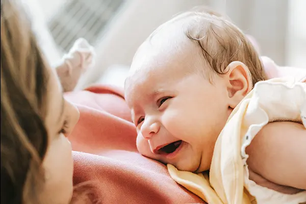 Baby wird im Babyfotoshooting beruhigt