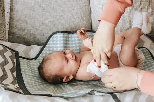 Baby wird im Babyfotoshooting beruhigt
