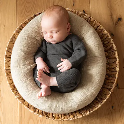 Baby shoot 1 month in a basket as a home story