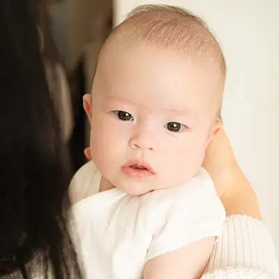 Babyshooting 3 Monate mit Baby auf dem Arm