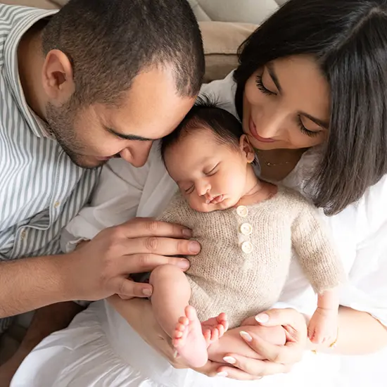 Eltern mit ihrem Baby im Babyshooting in München zu dritt