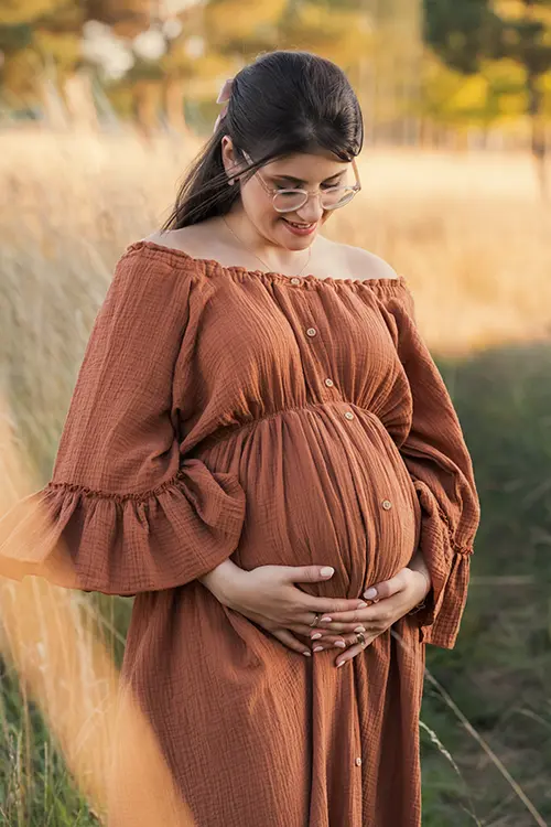 Terrakottafarbenes Kleid in der Schwangerschaftsfotografie München