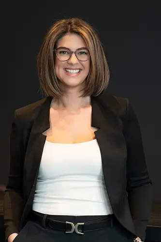 Lachendes Business Portrait einer Frau in der Unternehmensfotografie