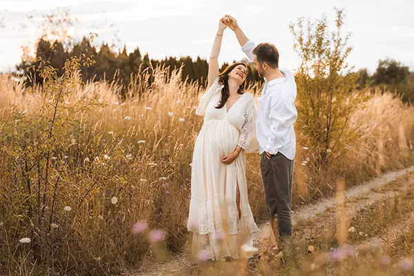 Babybauch Shooting mit lachendem Paar in München Babybauch Shooting mit lachendem Paar in München