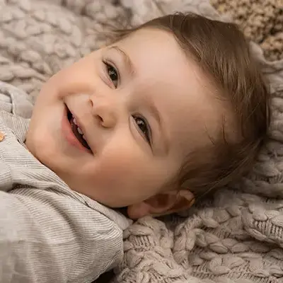 Familienfotograf München mit hübschem Jungen auf der Decke