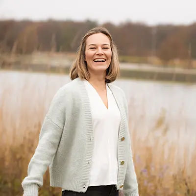 Frau lacht im Portraitfotoshooting beim Portraitfotografen
