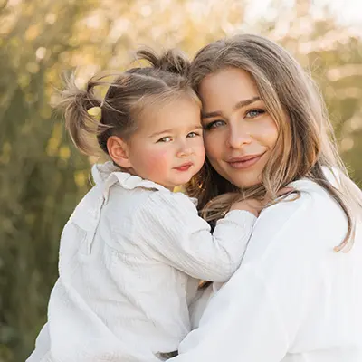 Mutter mit ihrem Mädchen im Familien Fotoshooting München draußen Mutter mit ihrem Mädchen im Familien Fotoshooting München draußen