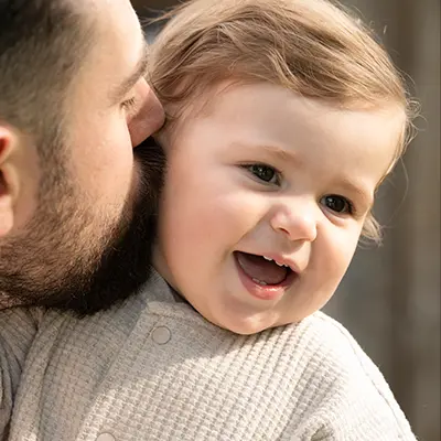 Vater hat Sohn im Fotoshooting Familie auf dem Arm