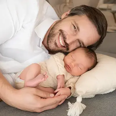 Vater mit Newborn im Neugeborenenshooting München