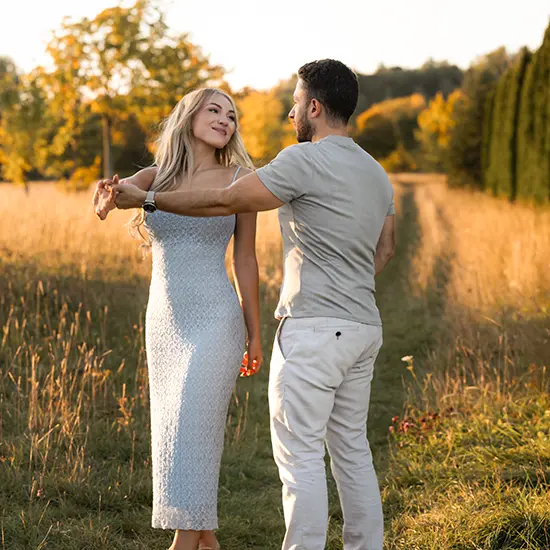 Entspannter Tanz im Fotoshooting Paar in München auf der Wiese Entspannter Tanz im Fotoshooting Paar in München auf der Wiese