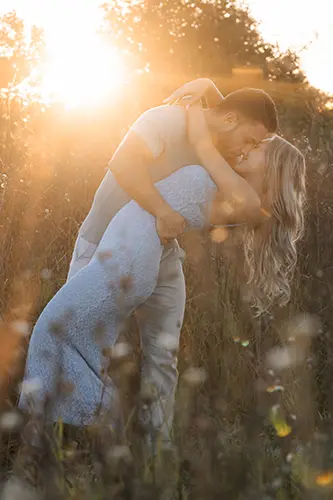 Liebevolle Umarmung im Paar Fotoshooting München im warmen Sonnenlicht Liebevolle Umarmung im Paar Fotoshooting München im warmen Sonnenlicht