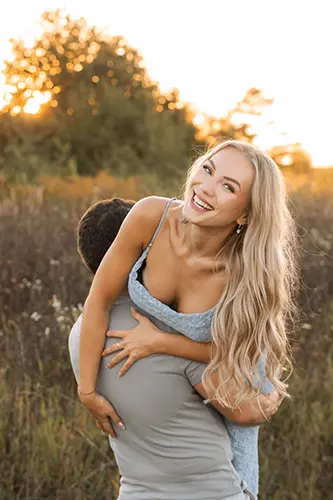 Verliebte wird vom Partner in der Paarfotografie in München getragen Verliebte wird vom Partner in der Paarfotografie in München getragen