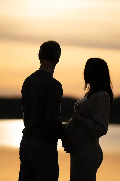 Verliebtes Paar im Babybauchshooting München Verliebtes Paar im Babybauchshooting München