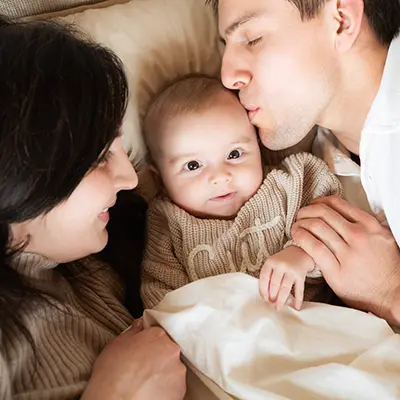 Baby Fotoshooting mit Mama und Papa in Pastellfarben