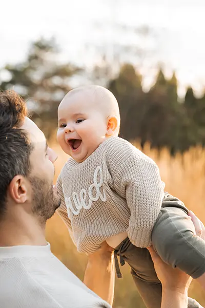 Baby fliegt im Babyfotoshooting in München