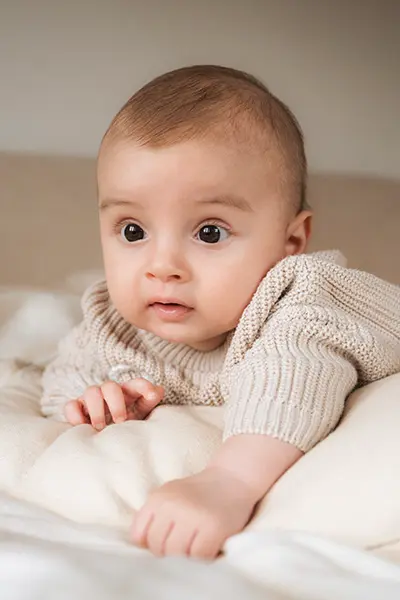 Baby schaut im Babyshooting in München in die Kamera