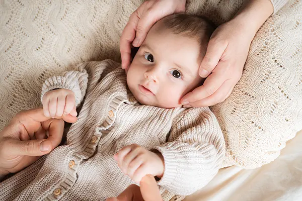 Baby wird im Baby Fotoshooting in München gehalten