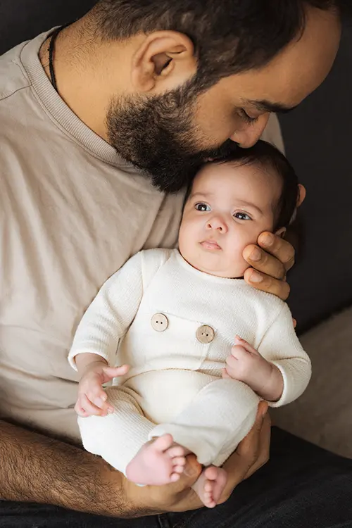 Babyfotoshooting München in abgestimmten Farben mit Papa und Baby Babyfotoshooting München in abgestimmten Farben mit Papa und Baby