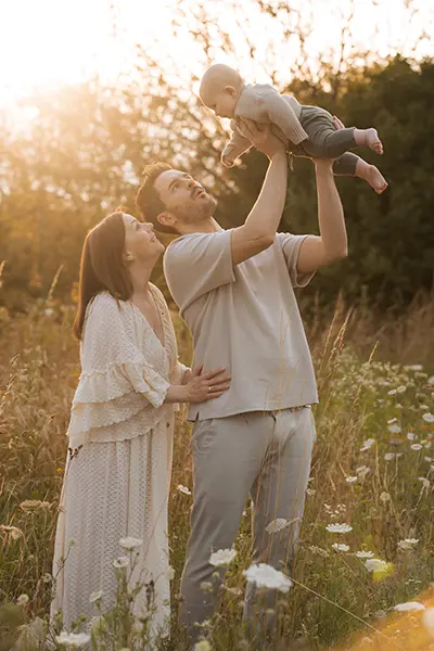 Babyfotoshooting im Sonnenuntergang in München mit der ganzen Familie