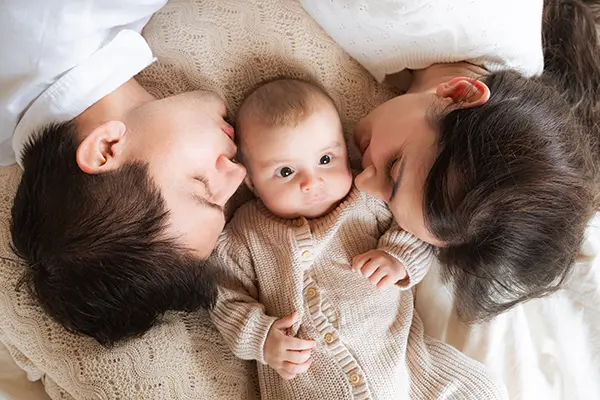 Eltern mit ihrem Baby im Babyfotoshooting in München
