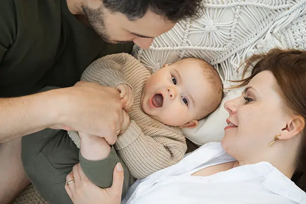 Familie liegt im Babyshooting in München auf der Decke
