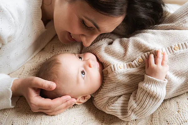 Mama kuschelt mit ihrem Baby im Baby Fotoshooting München