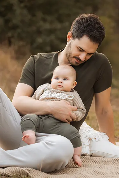 Vater mit Baby im Outdoor Baby Fotoshooting in München