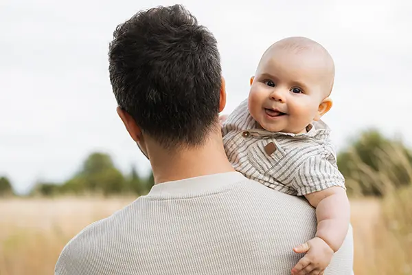 Vater mit Baby im Outdoor Babyfotoshooting in München