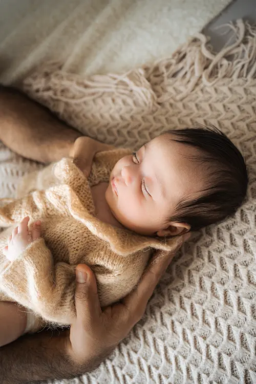 Vater umschließt sein Baby in der Babyfotografie mit Anja Jepsen Vater umschließt sein Baby in der Babyfotografie mit Anja Jepsen