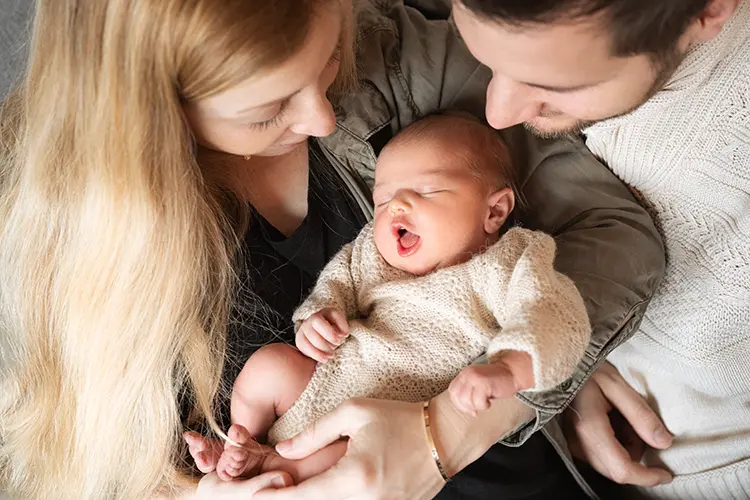 Eltern freuen sich im Babyfotoshooting München über ihr Baby Eltern freuen sich im Babyfotoshooting München über ihr Baby