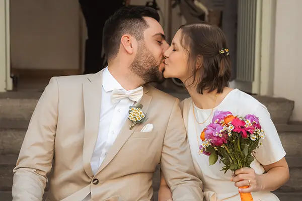 Photographer registry office Munich photographs kissing couple Photographer registry office Munich photographs kissing couple