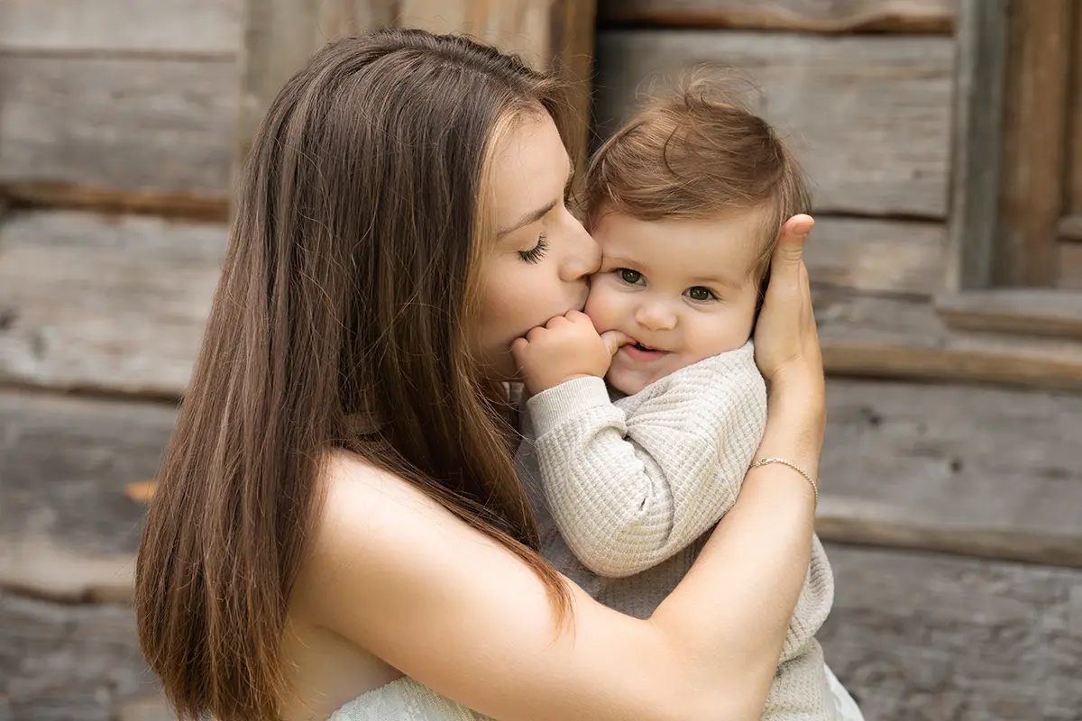 Mutter kuschelt mit Jungen im Familien Fotoshooting München
